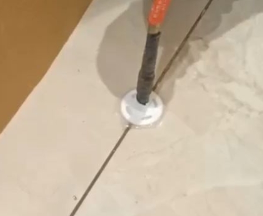 巨野瓷砖空鼓维修公司专业解答瓷砖在铺贴过程中，如果没有涂抹均匀到位的粘结材料（如水泥砂浆或瓷砖胶），可能会导致以下问题